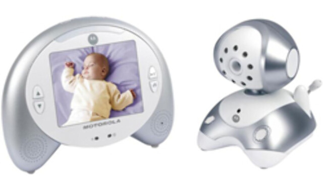 RIKTIG BRUK: : Videoovervåkning av baby kan være både betryggende og smart. Men hvis noen andre en babyen filmes, må de informeres om det. Denne varianten er utstyrt med infrarødt lys som gjør det mulig å se barnet, selv når det er mørkt (kr 1395, Motorola/Komplett.no) RIKTIG BRUK: : Videoovervåkning av baby kan være både betryggende og smart. Men hvis noen andre en babyen filmes, må de informeres om det. Denne varianten er utstyrt med infrarødt lys som gjør det mulig å se barnet, selv når det er mørkt (kr 1395, Motorola/Komplett.no)